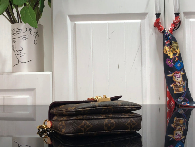 Alice Bags- Louis Vuittons  - 16533