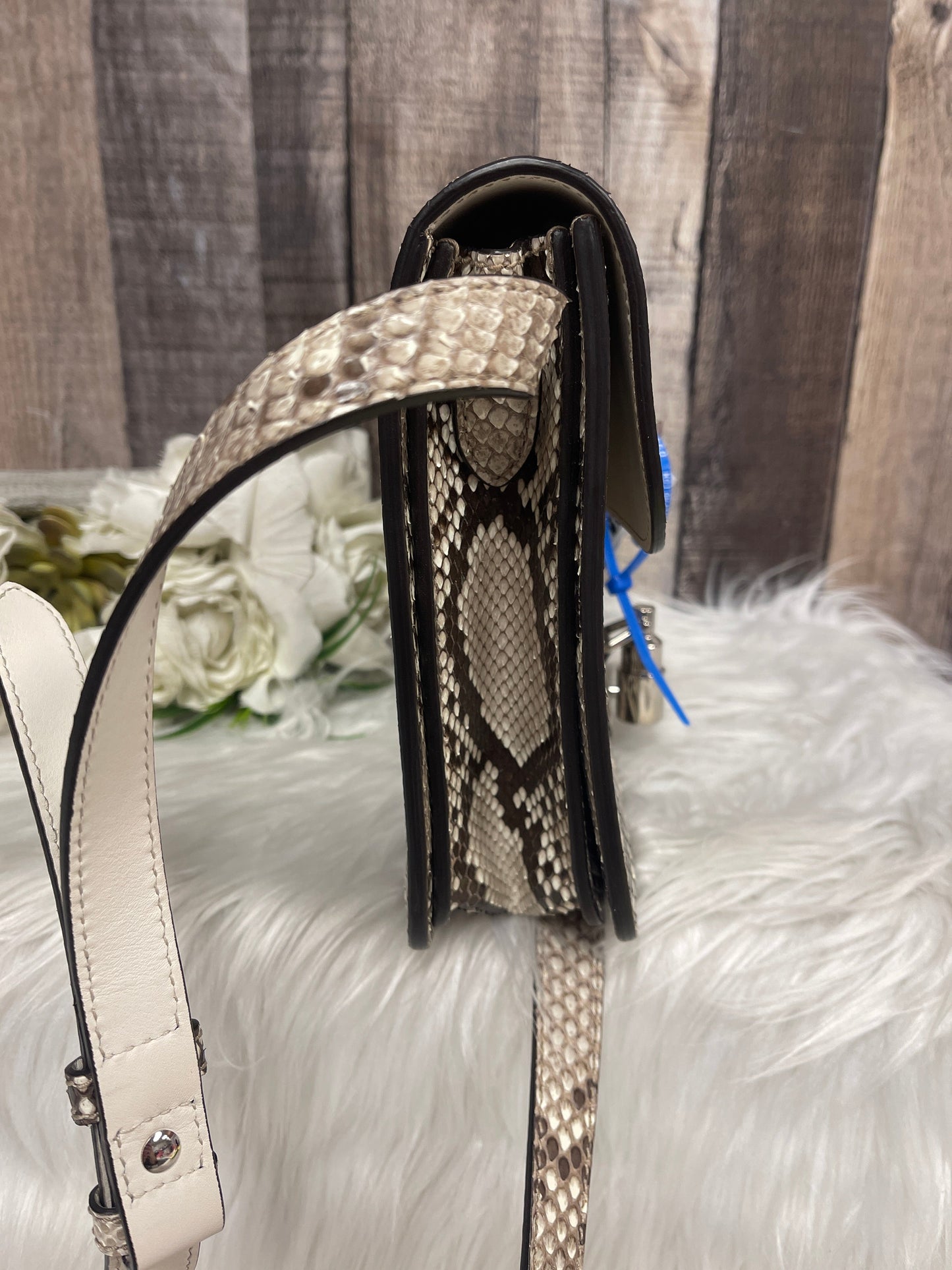 Crossbody Luxury Designer By Gucci  Size: Medium