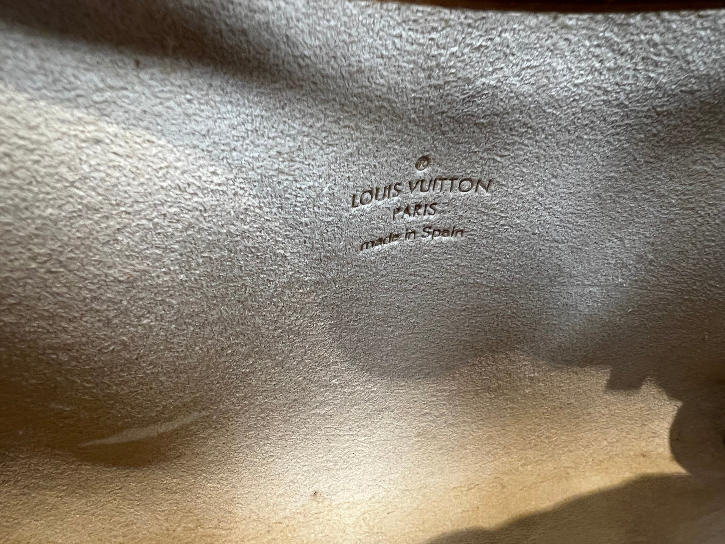 HandBag Luxury Designer By Louis Vuitton  Size: Small