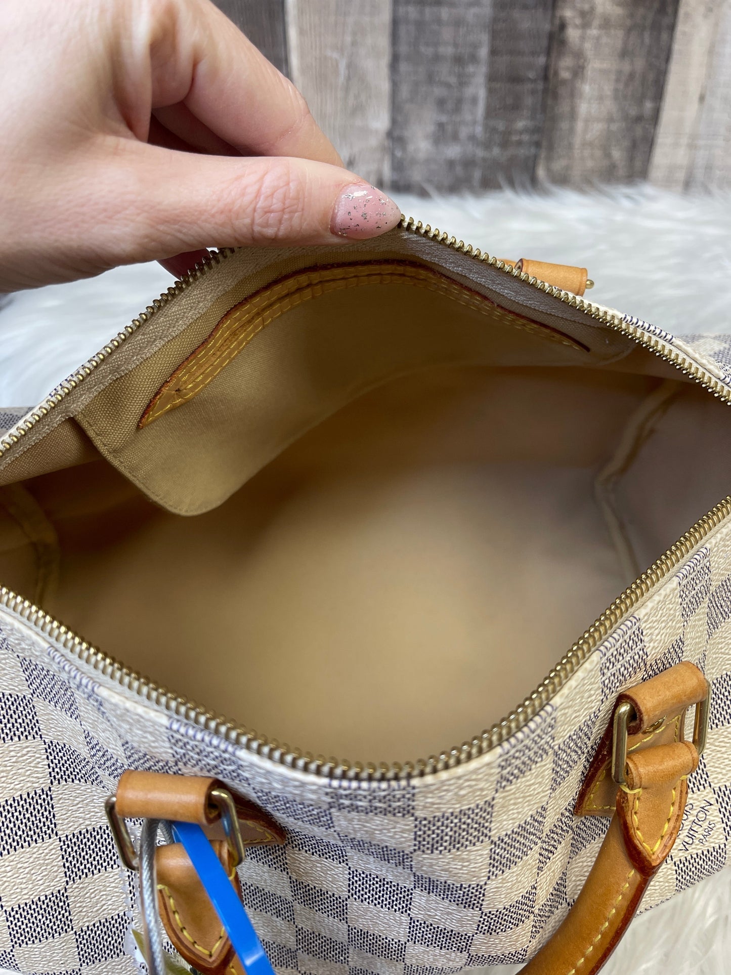 Handbag Luxury Designer By Louis Vuitton  Size: Medium