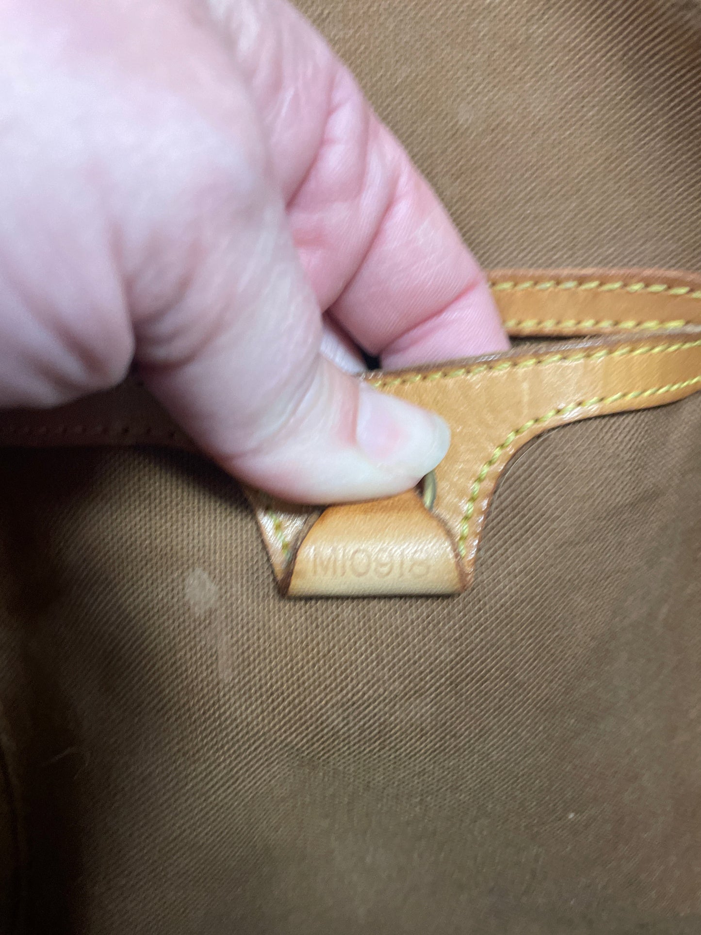 HandBag Luxury Designer By Louis Vuitton, Size: Large