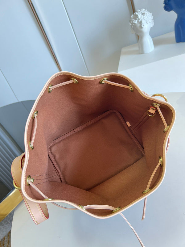 Alice Bags- Louis Vuittons  - 16203