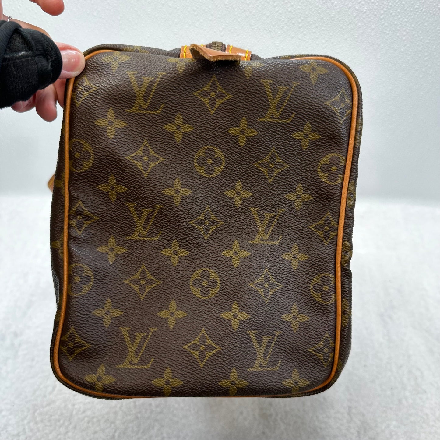 HandBag Luxury Designer By Louis Vuitton, Size: Medium