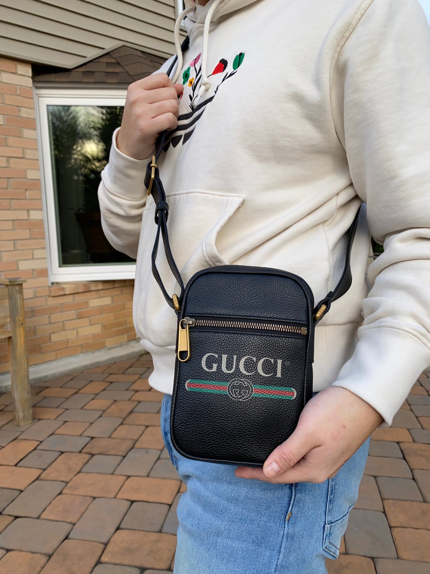 Gucci Logo Print Leather Crossbody Bag in Black