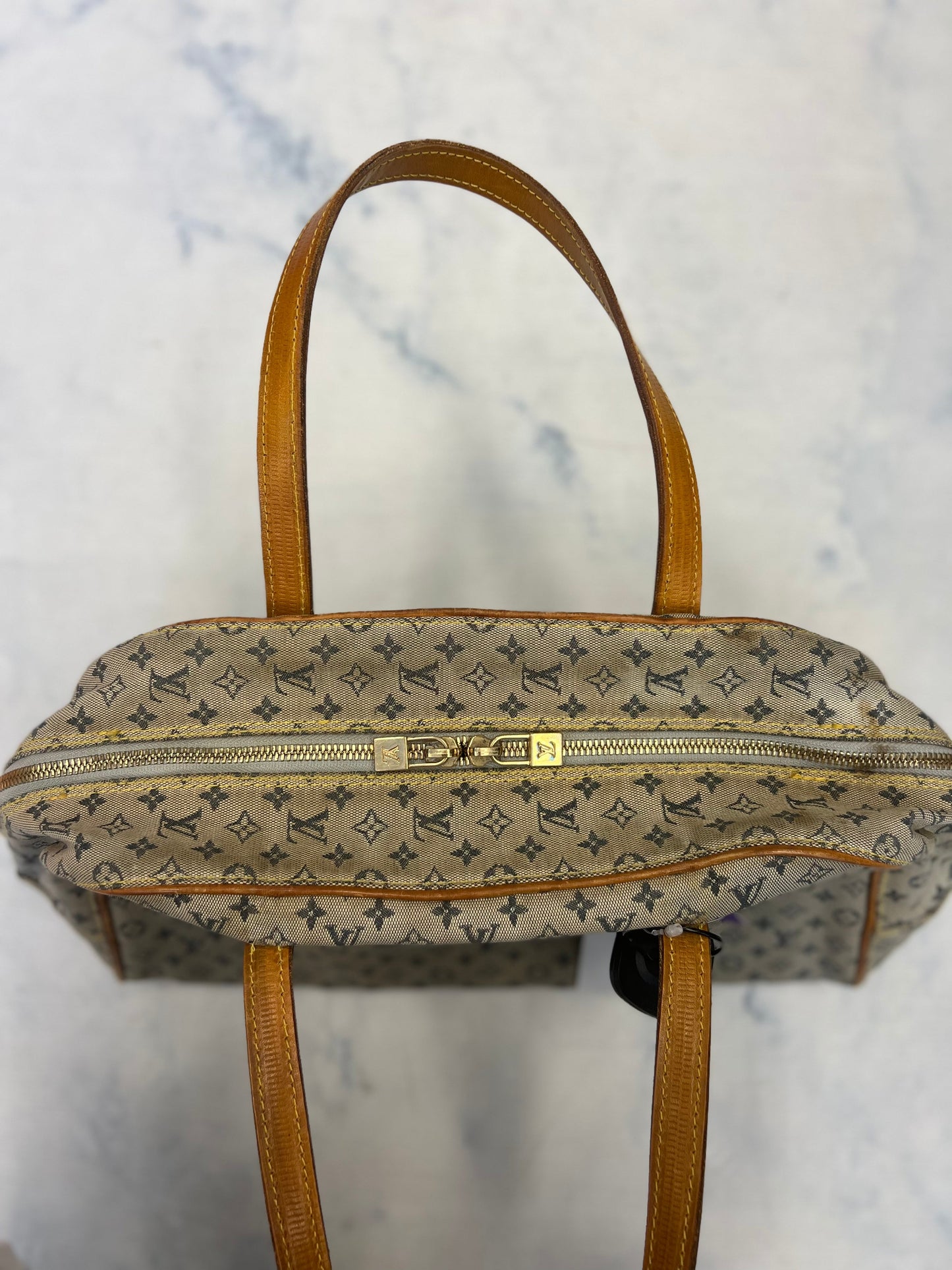 Handbag Luxury Designer By Louis Vuitton  Size: Medium
