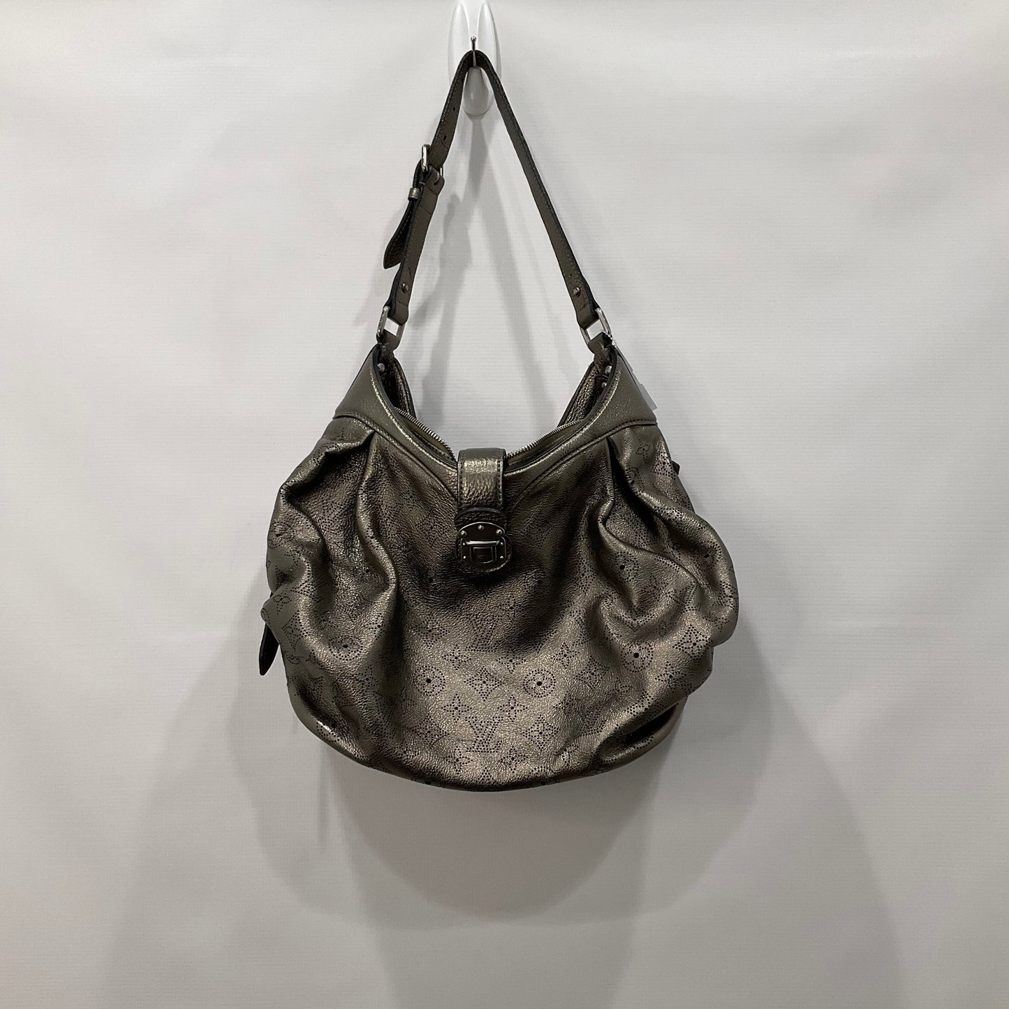 Handbag Luxury Designer By Louis Vuitton  Size: Medium