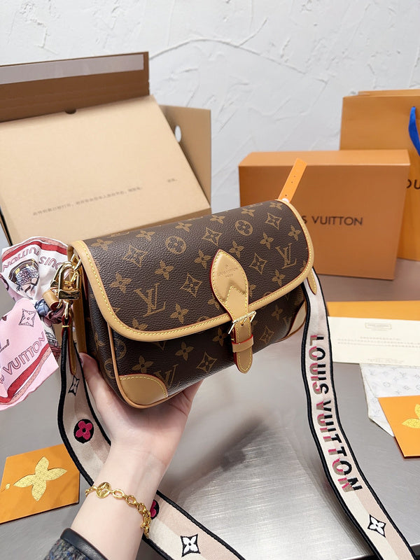 Alice Bags - Louis Vuittons  - 15119