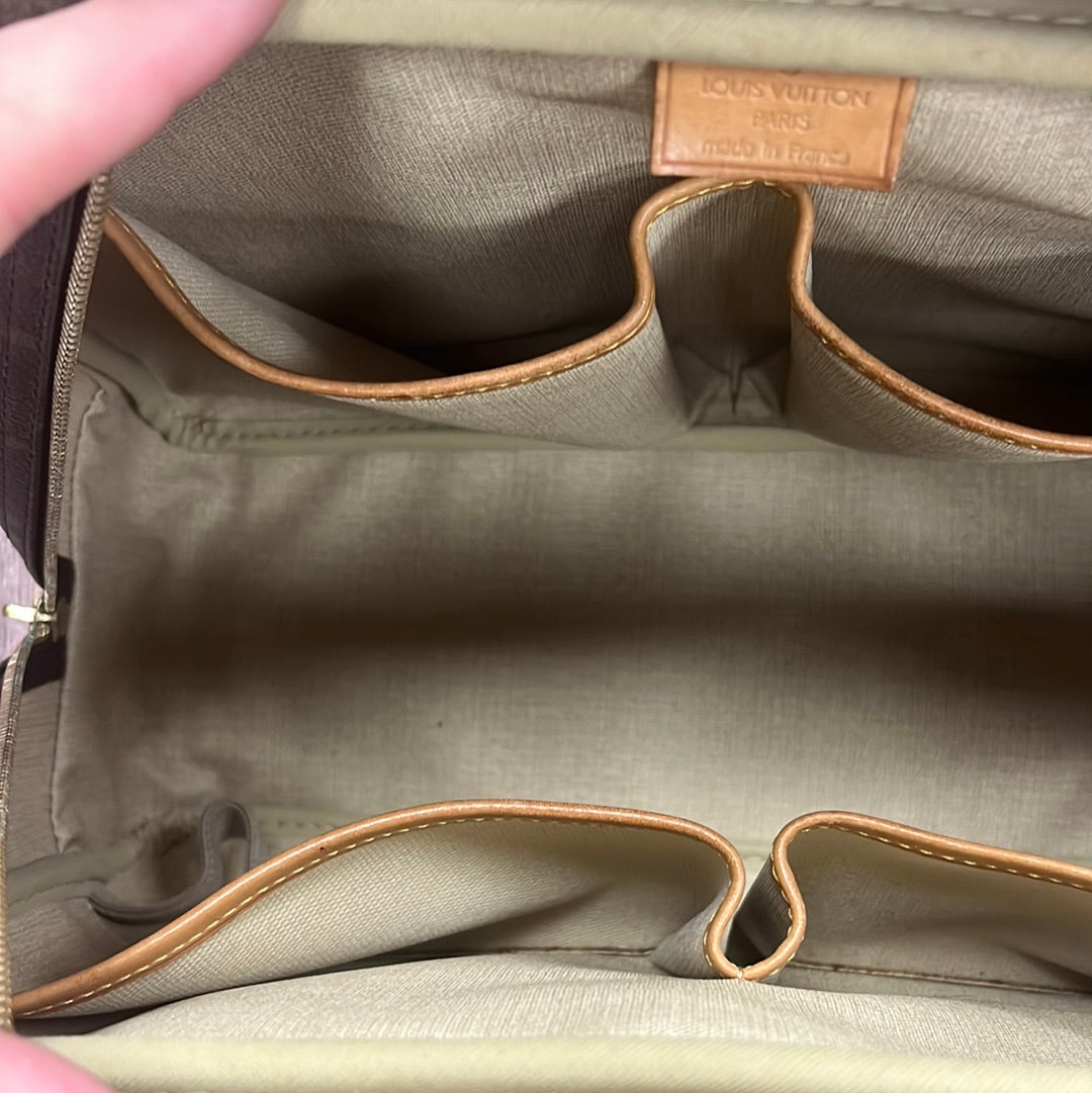 HandBag Luxury Designer By Louis Vuitton  Size: Medium