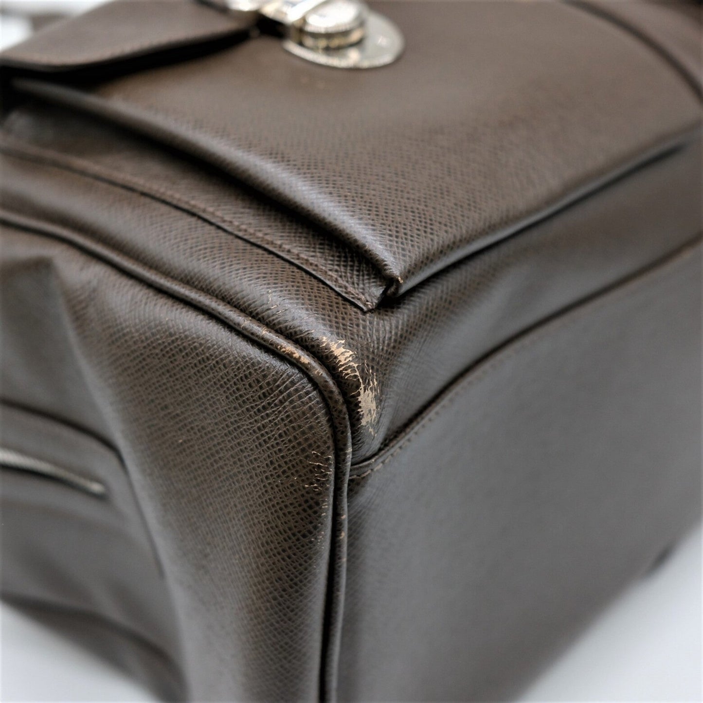 Louis Vuitton    Grizzly Taiga Leather Handbag