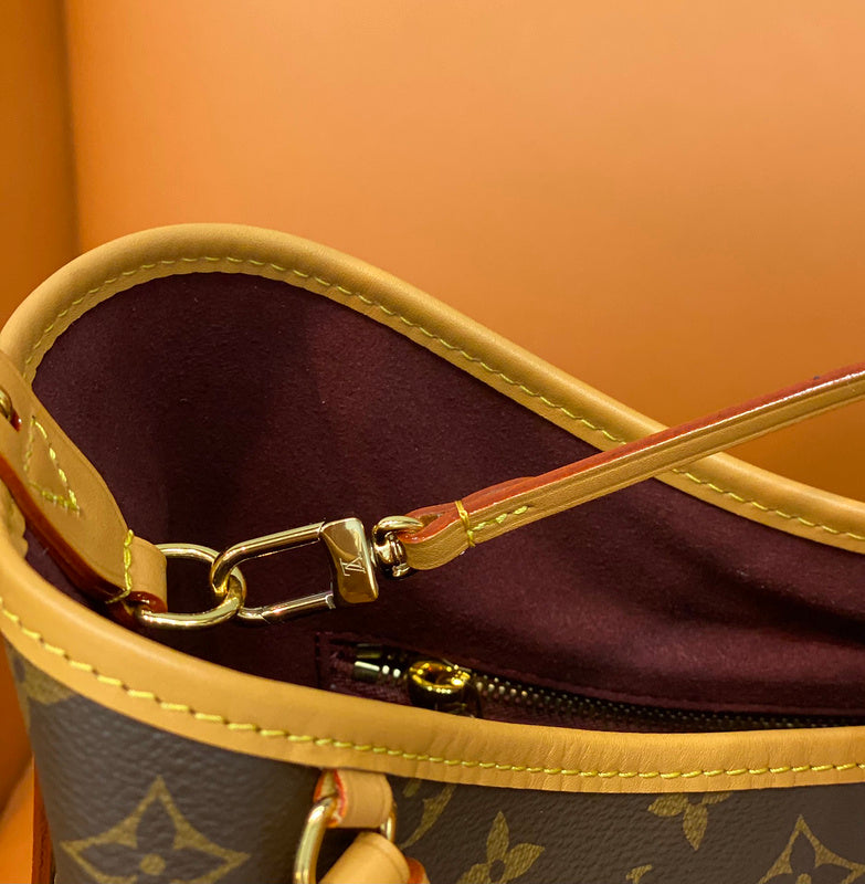 Alice Bags- Louis Vuittons  - 16239