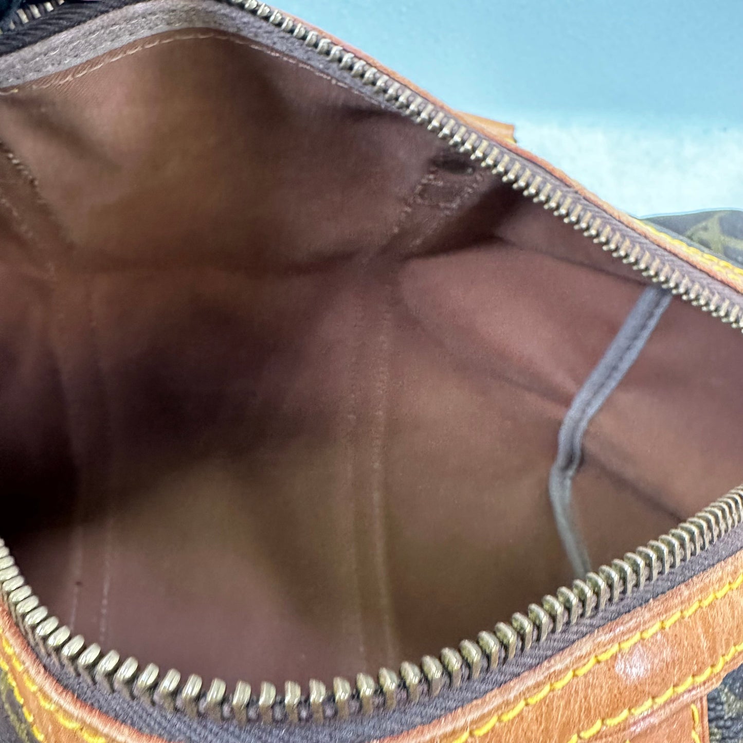 HandBag Luxury Designer By Louis Vuitton, Size: Medium