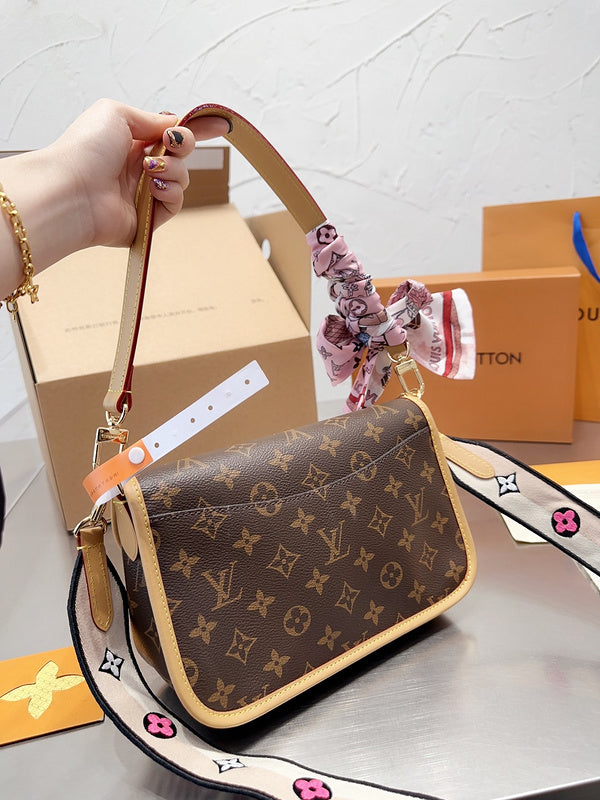 Alice Bags - Louis Vuittons  - 15119