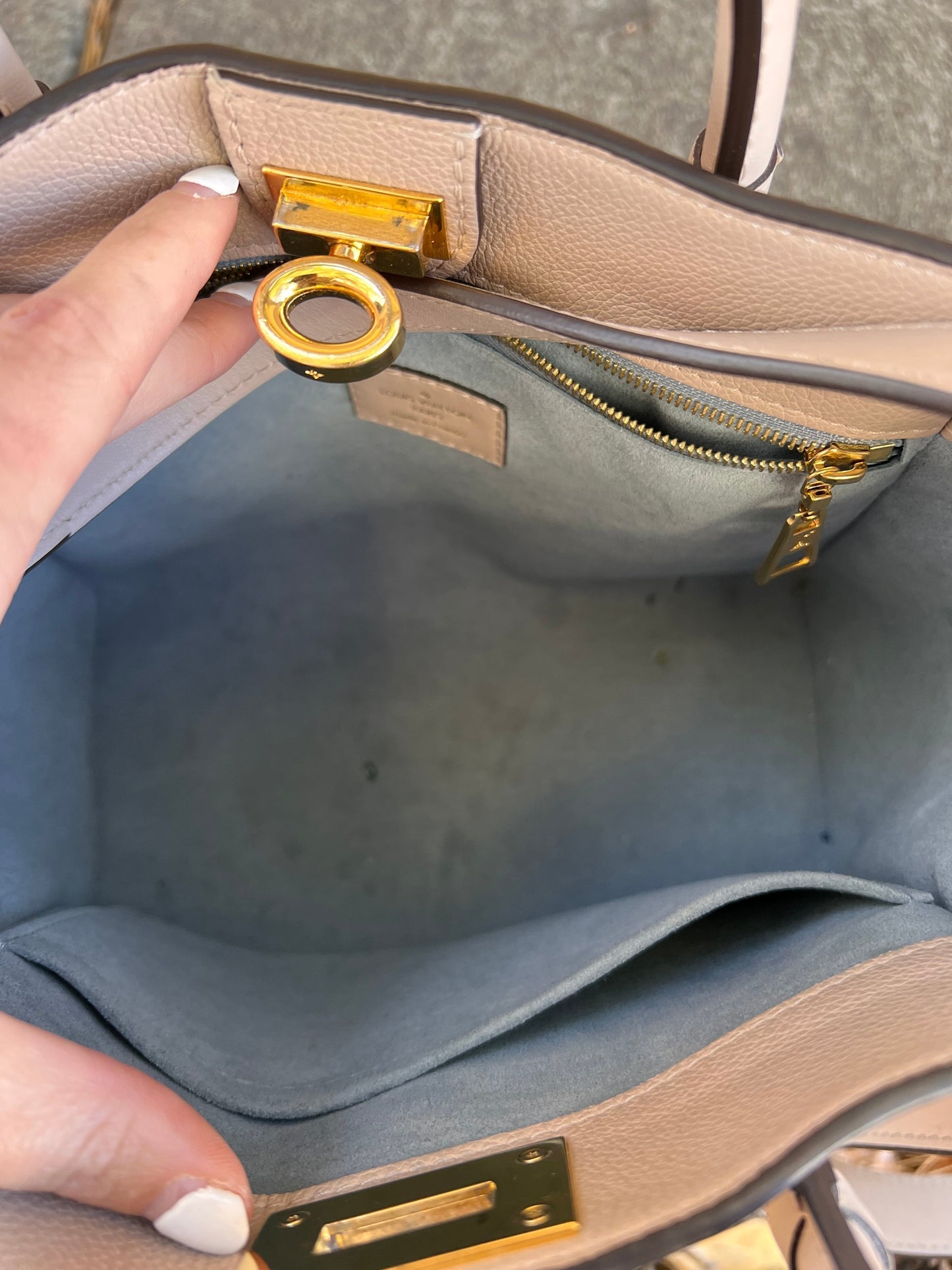 Handbag Luxury Designer By Louis Vuitton  Size: Medium
