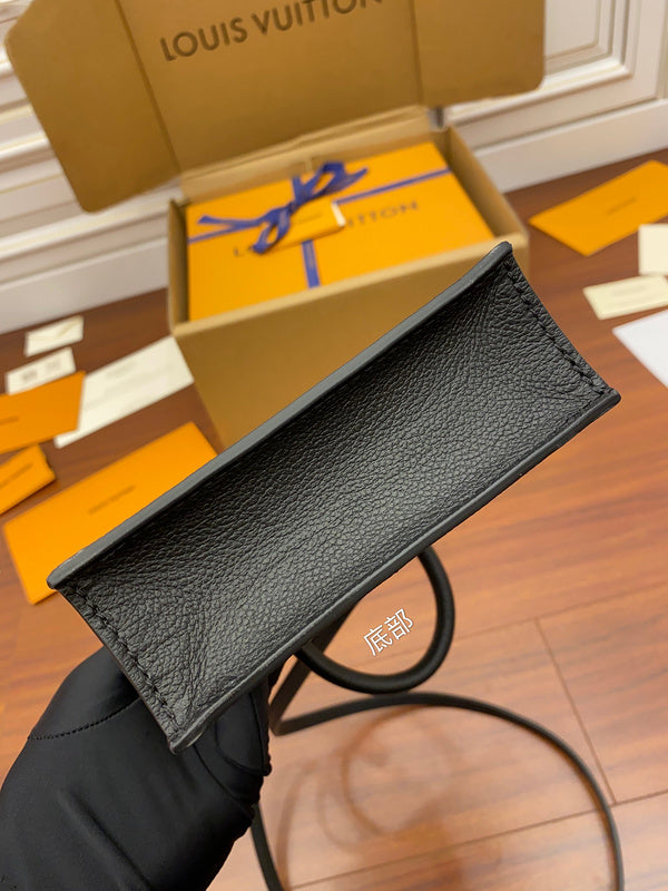 Alice Bags- Louis Vuittons  - 16202