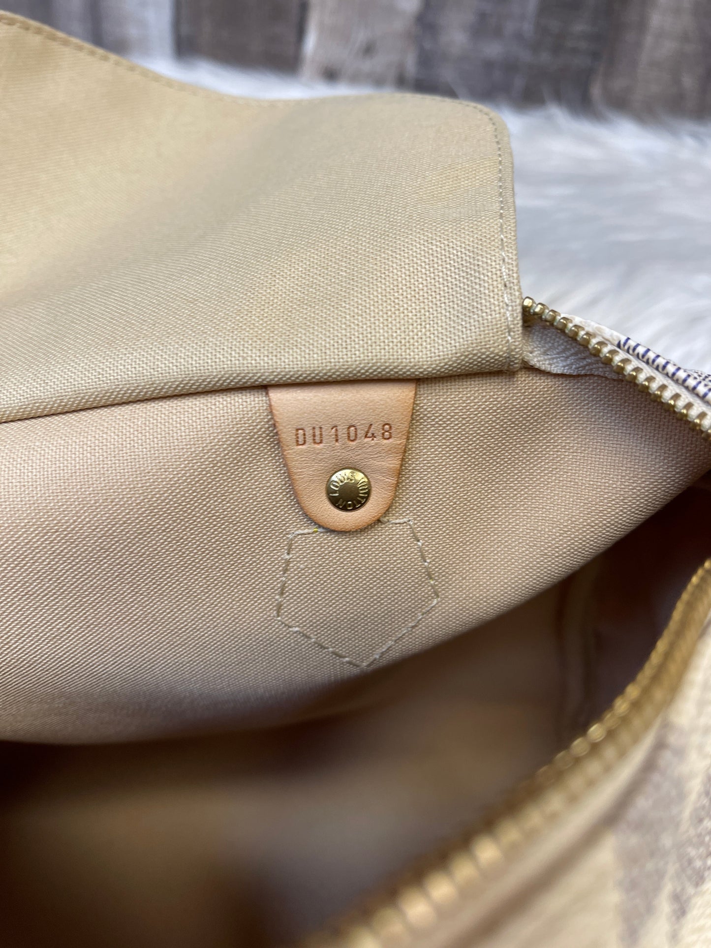 Handbag Luxury Designer By Louis Vuitton  Size: Medium