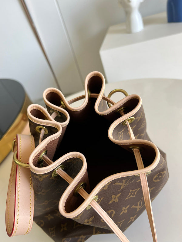 Alice Bags- Louis Vuittons  - 16203