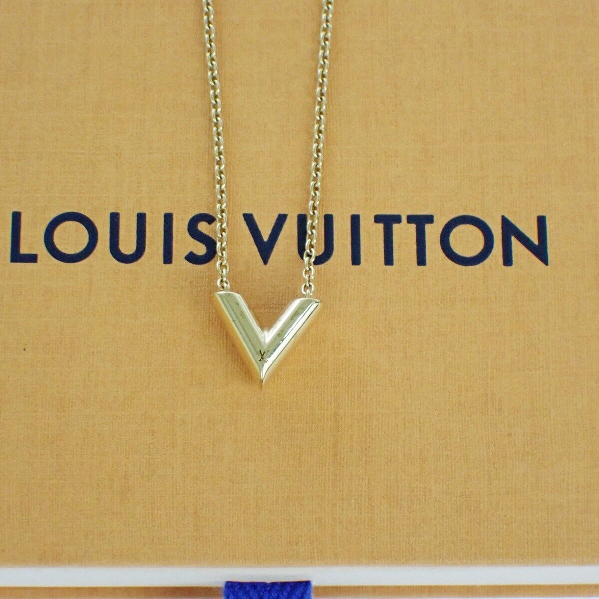 LOUIS VUITTON Essential V Necklace