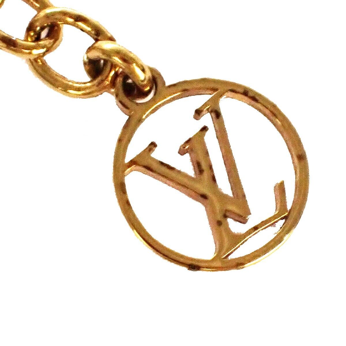 LOUIS VUITTON Essential V Necklace