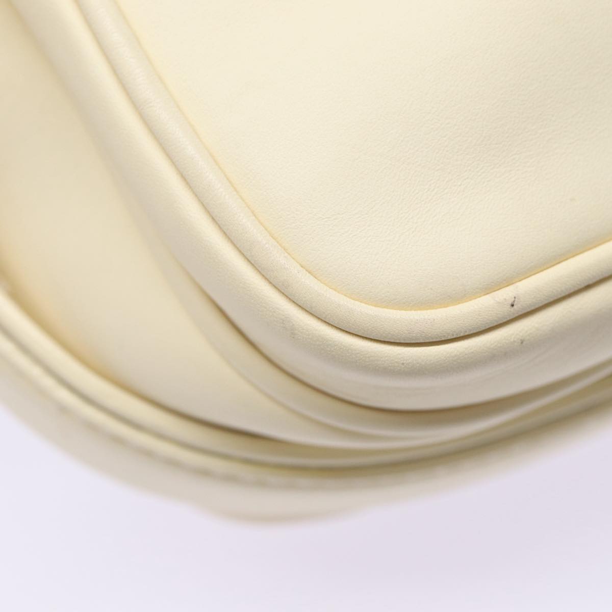 LOUIS VUITTON Cuir Bequia Trotteur MM Bag Leather White M95359 LV Auth 88027