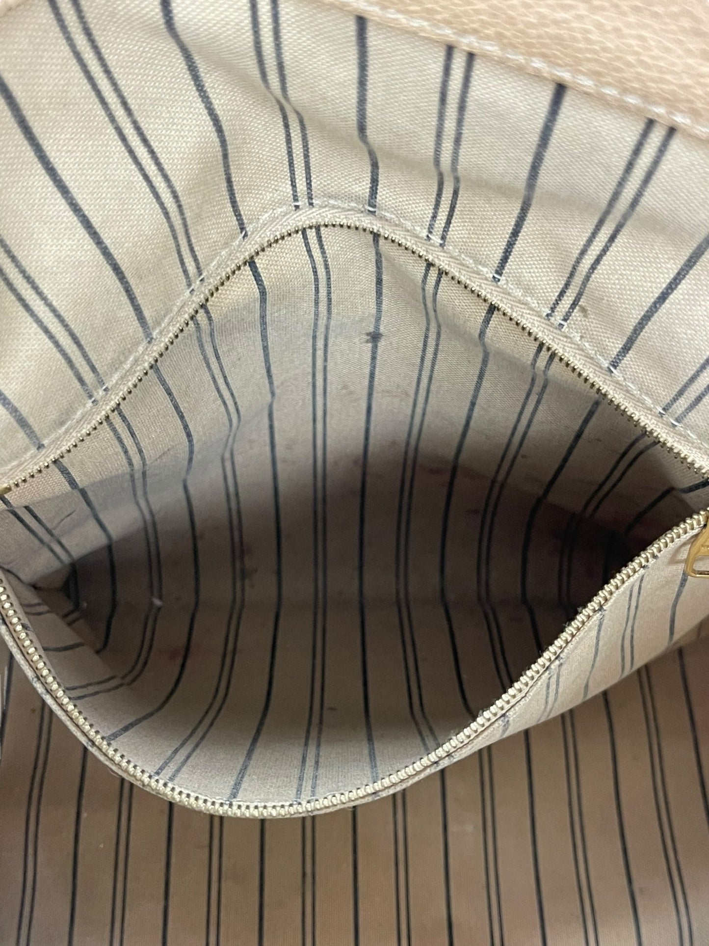HandBag Luxury Designer By Louis Vuitton, Size: Large