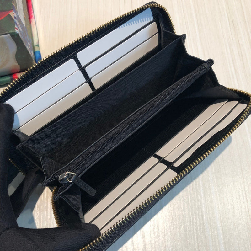 Gucci   Luxury Bags  909