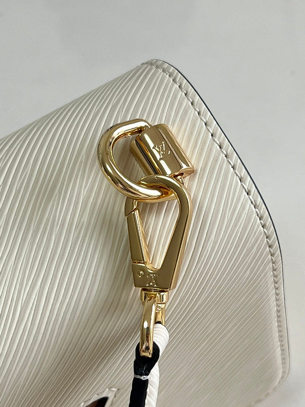 Alice Bags- Louis Vuittons  - 16614