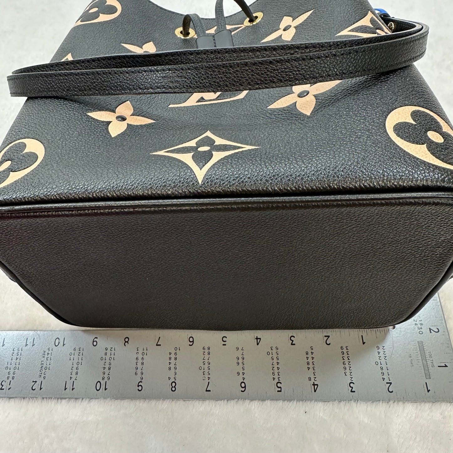 Handbag Designer By Louis Vuitton  Size: Medium