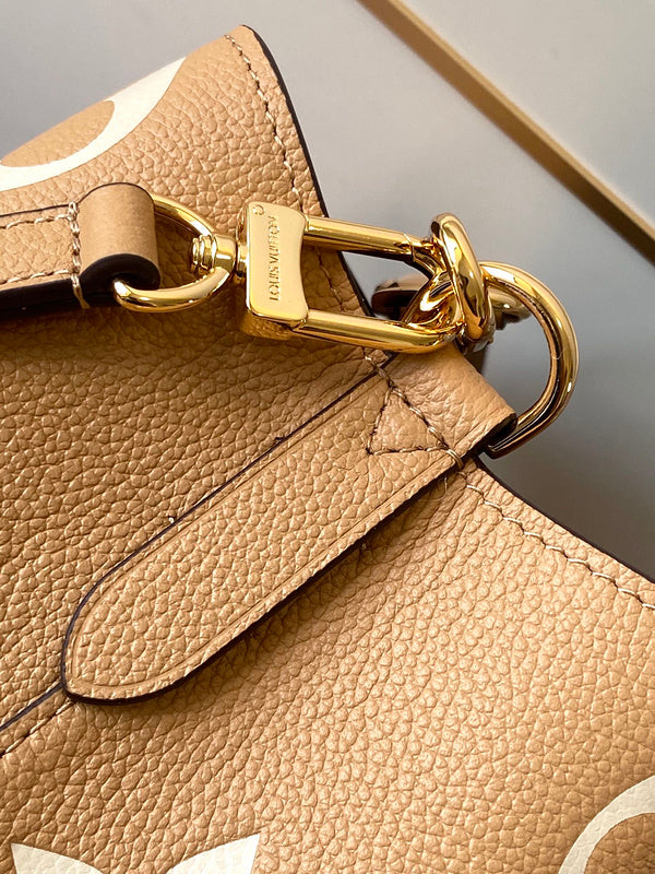 Alice Bags- Louis Vuittons  - 16437