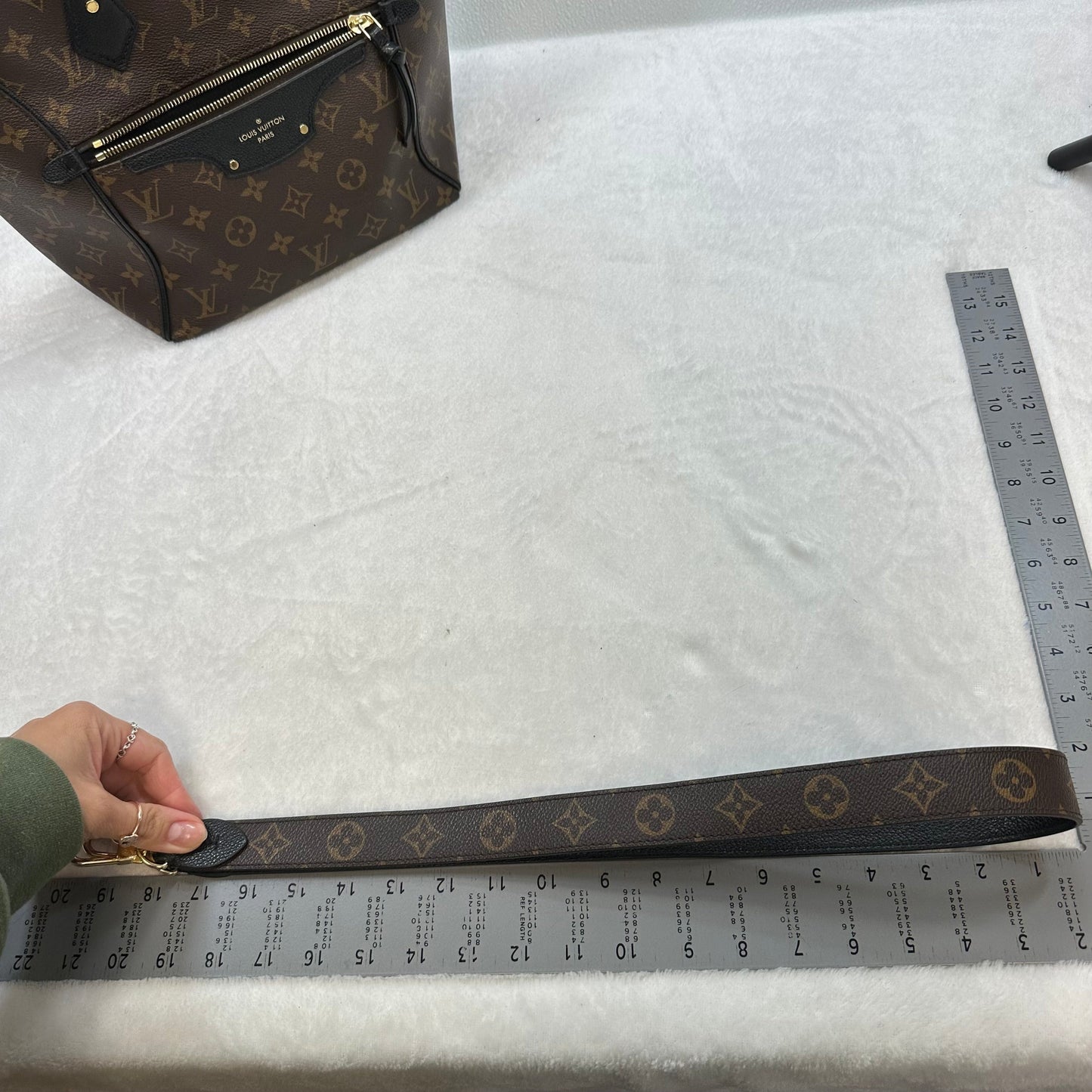 Handbag Designer By Louis Vuitton  Size: Large
