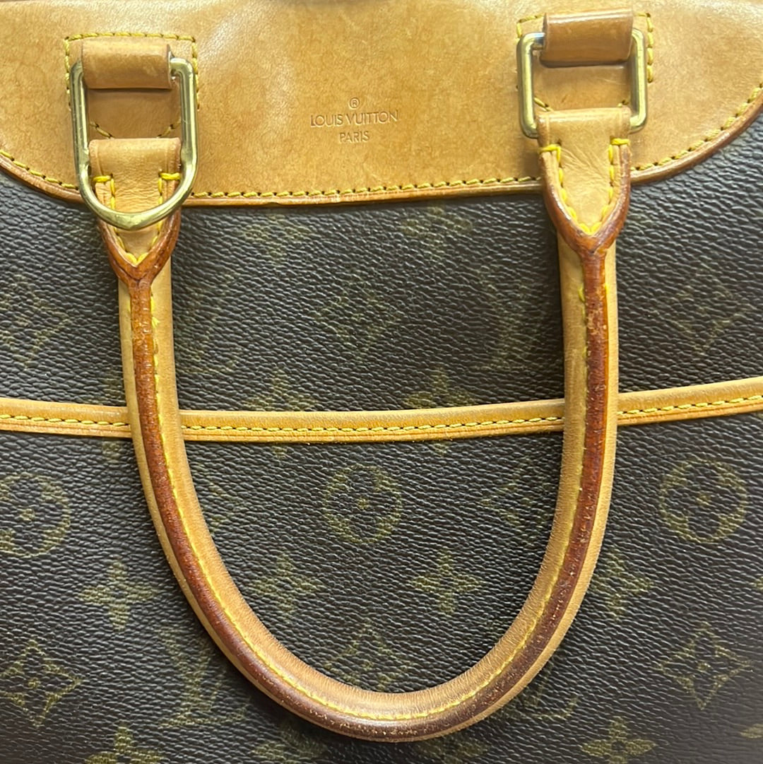 HandBag Luxury Designer By Louis Vuitton  Size: Medium