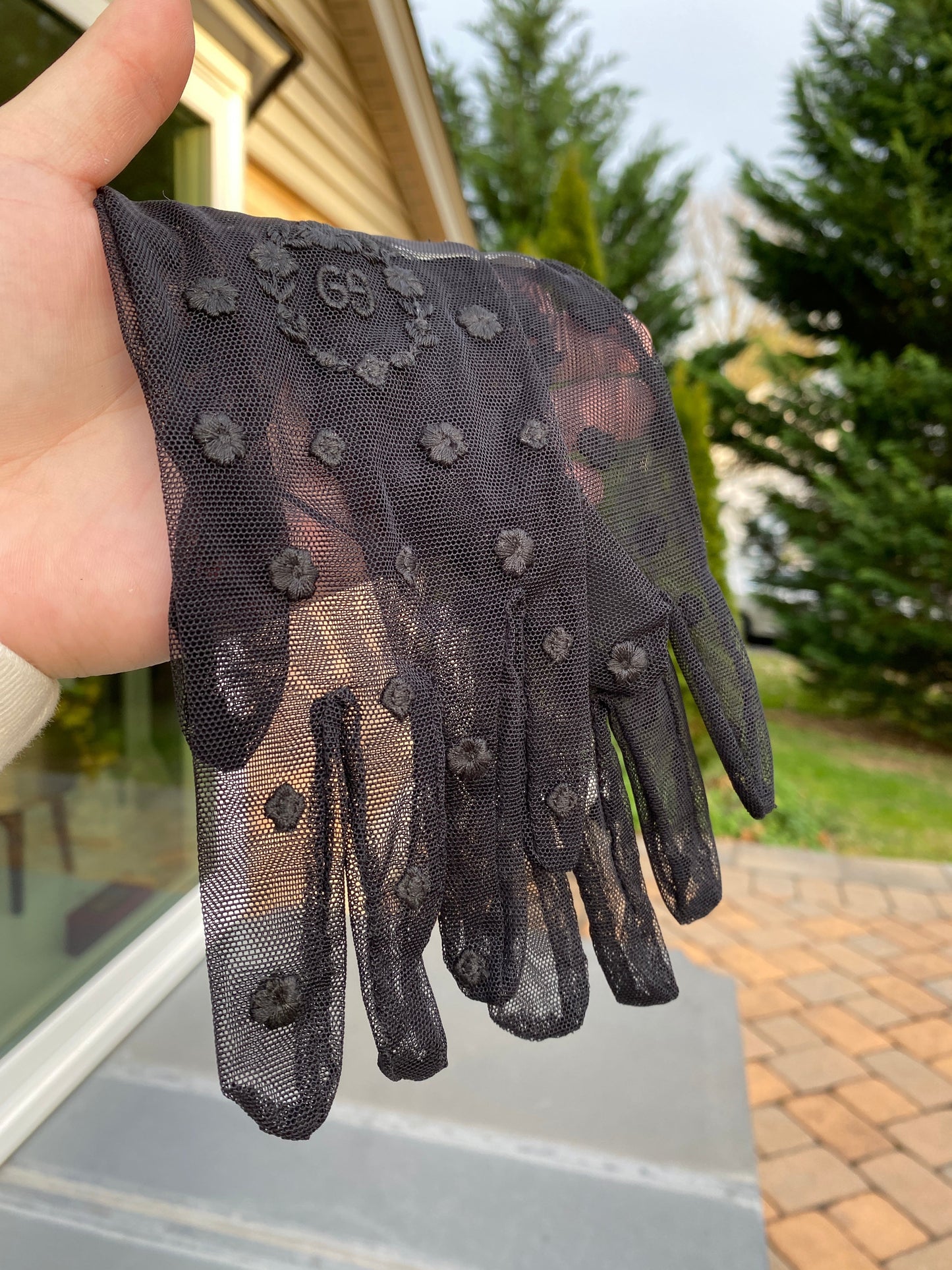 Gucci GG Laurel Embroidered Tulle Gloves in Black