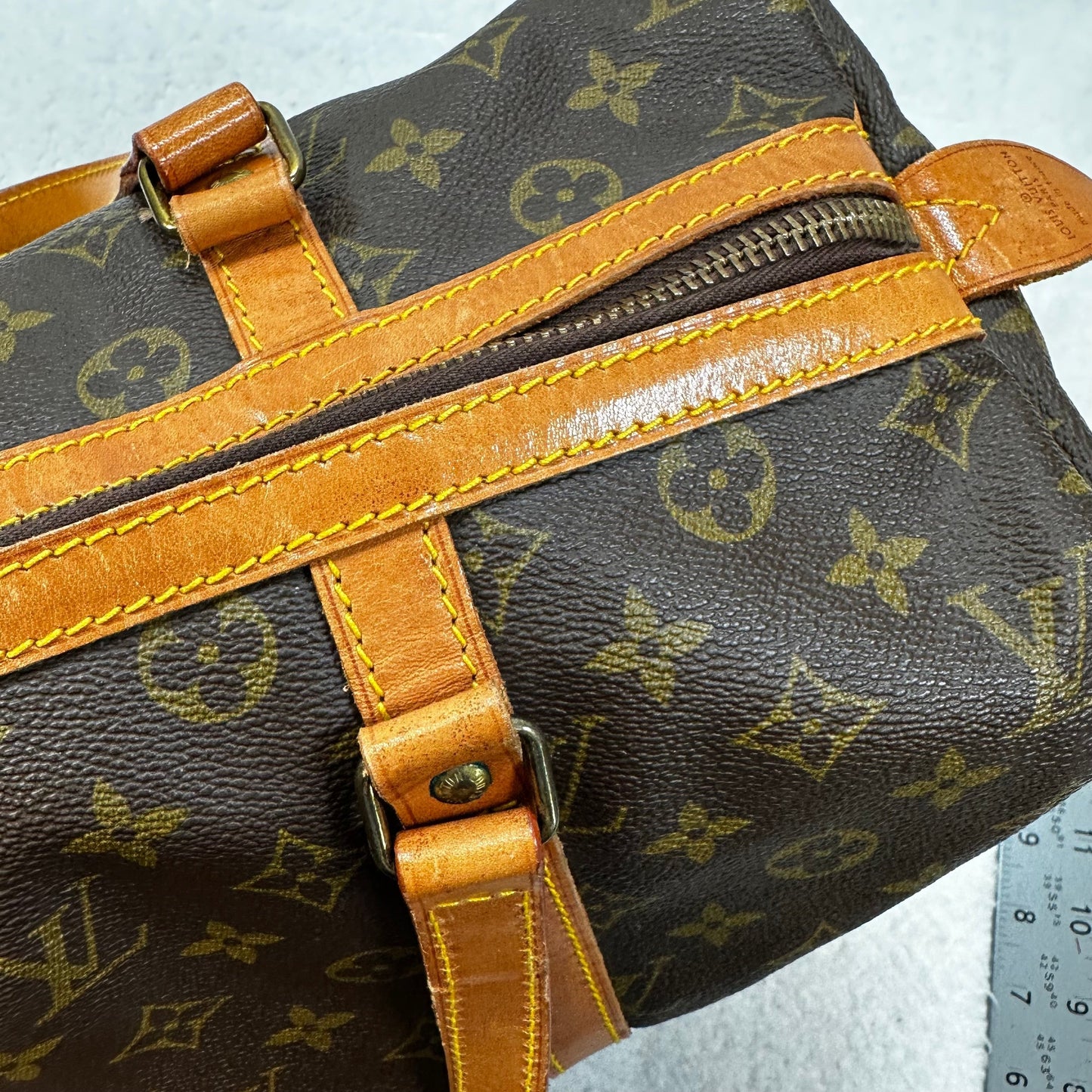 HandBag Luxury Designer By Louis Vuitton, Size: Medium