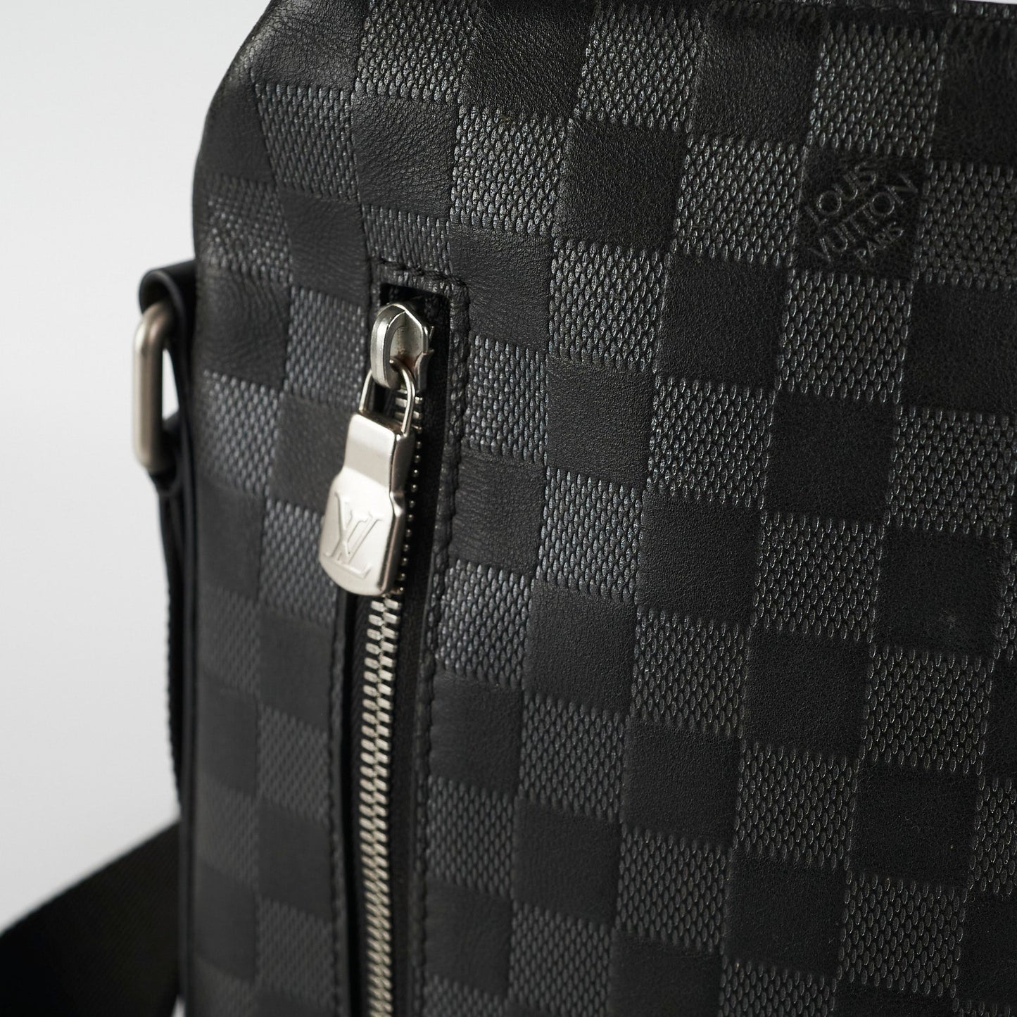 Louis Vuitton Discovery Messenger Damier BB