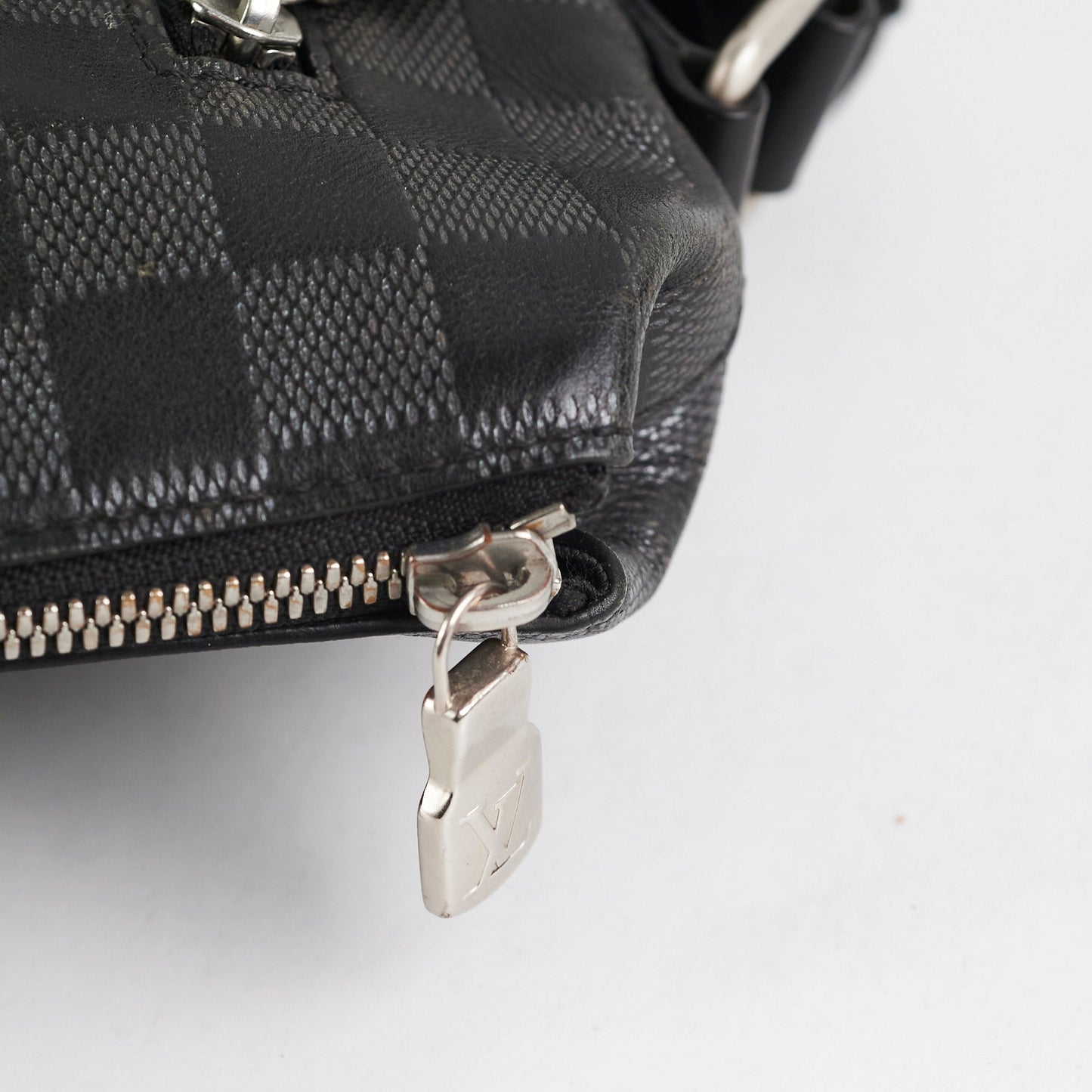 Louis Vuitton Discovery Messenger Damier BB