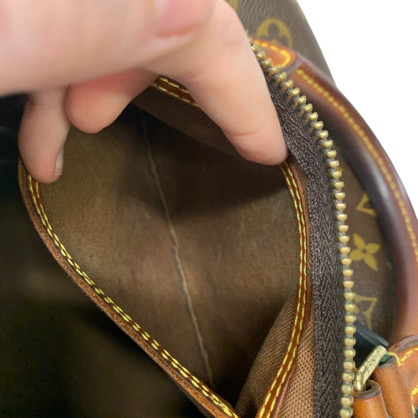 HandBag Luxury Designer By Louis Vuitton  Size: Medium