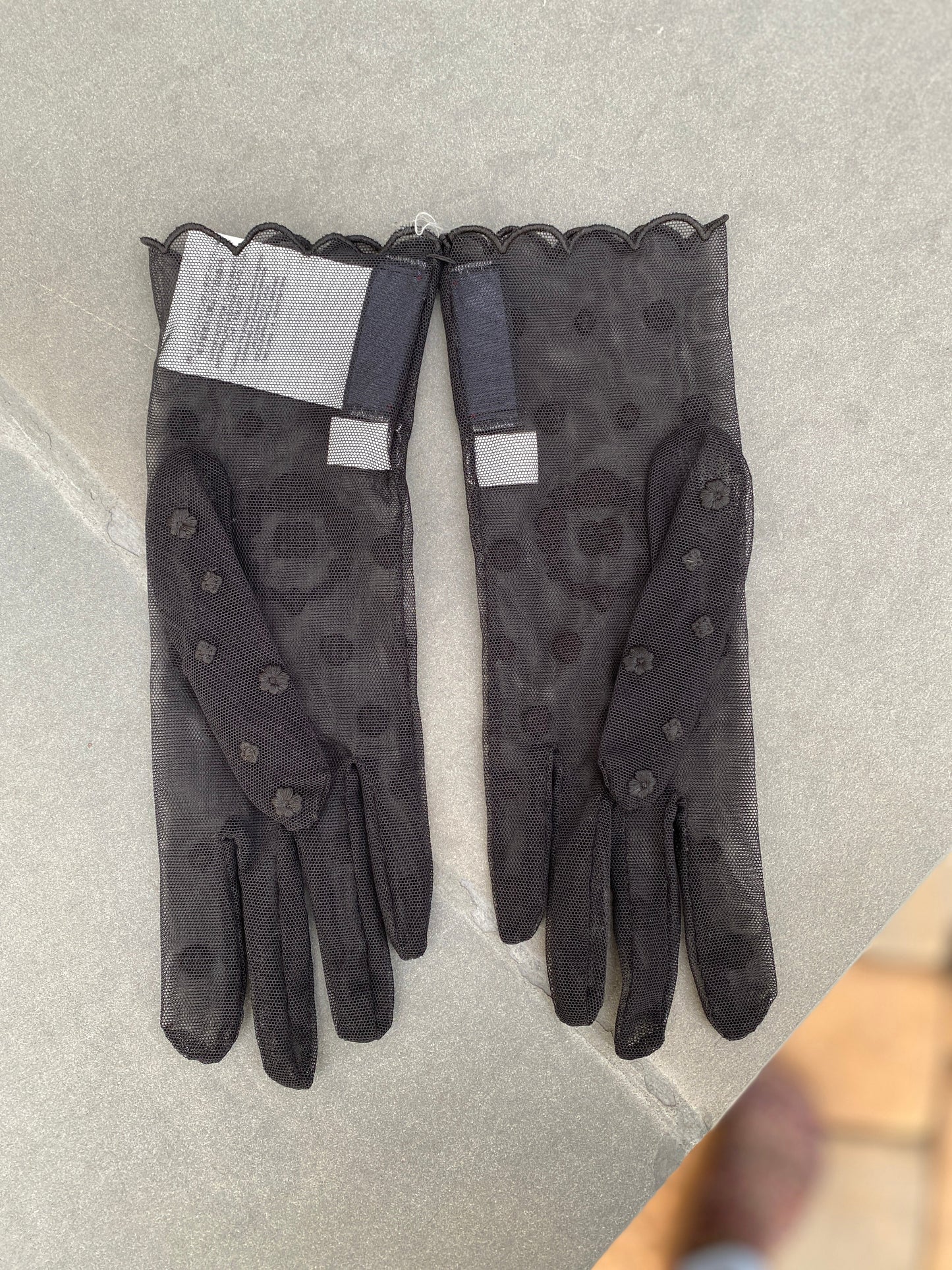 Gucci GG Laurel Embroidered Tulle Gloves in Black