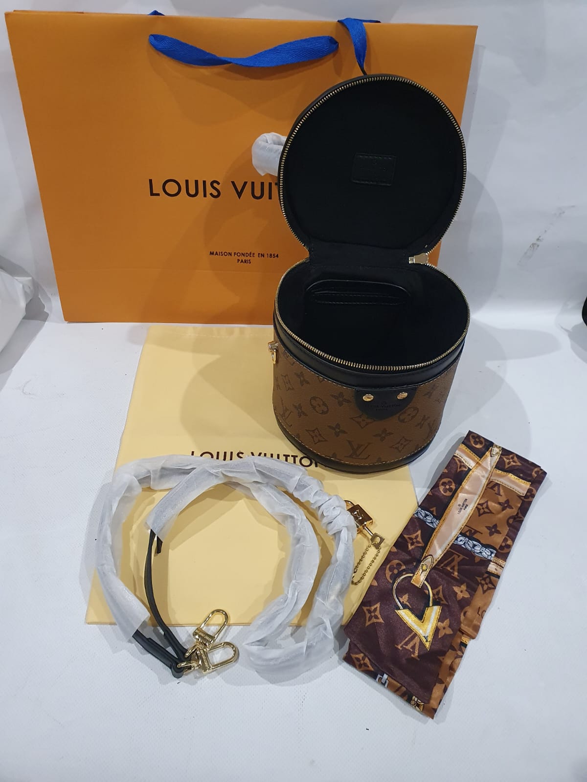 Louis Vuitton Bucket Bag with free Twilly