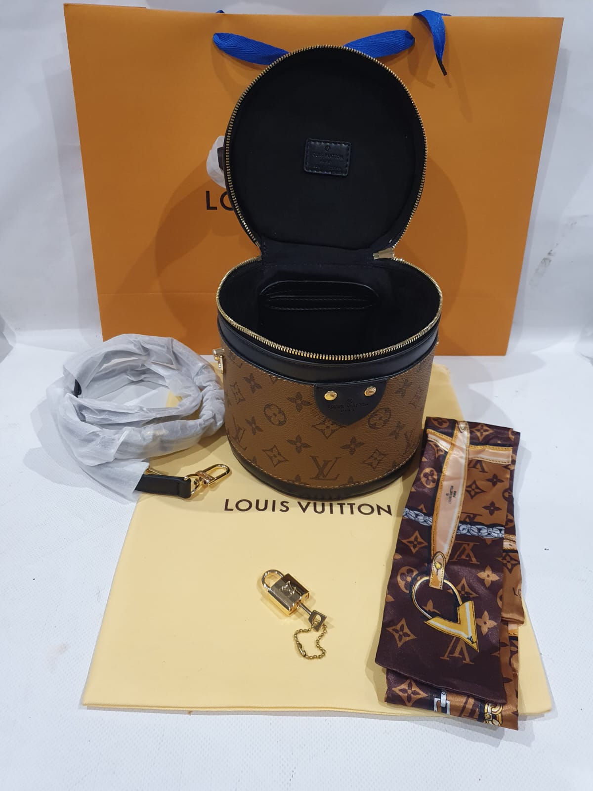 Louis Vuitton Bucket Bag with free Twilly