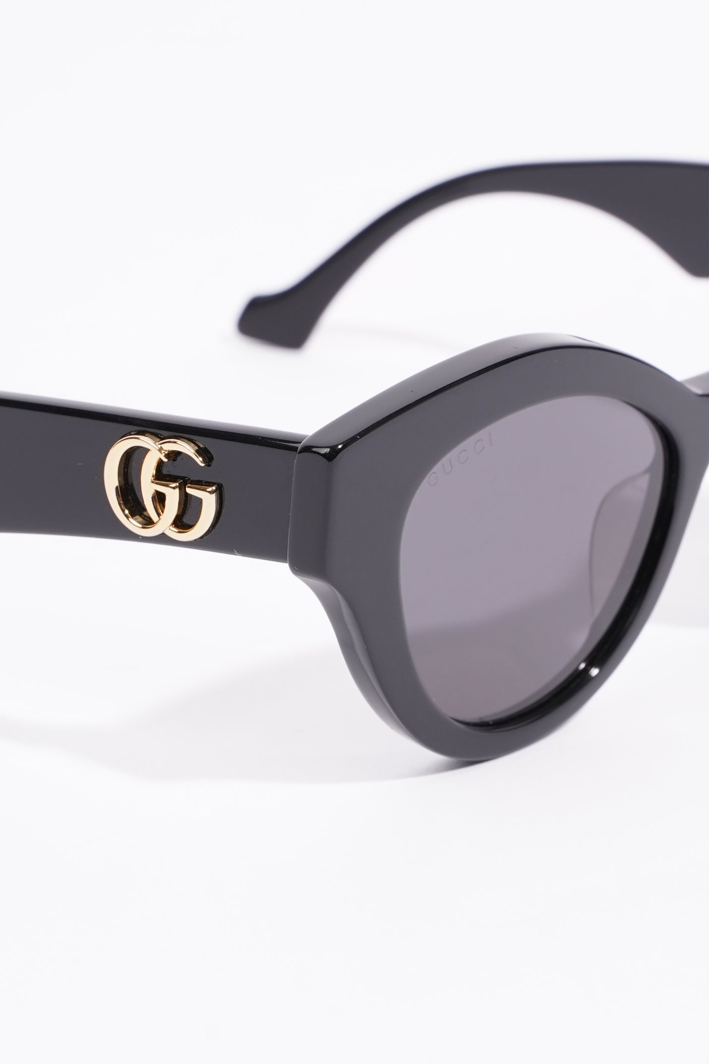 Gucci Cat Eye Sunglasses Black Acetate 145