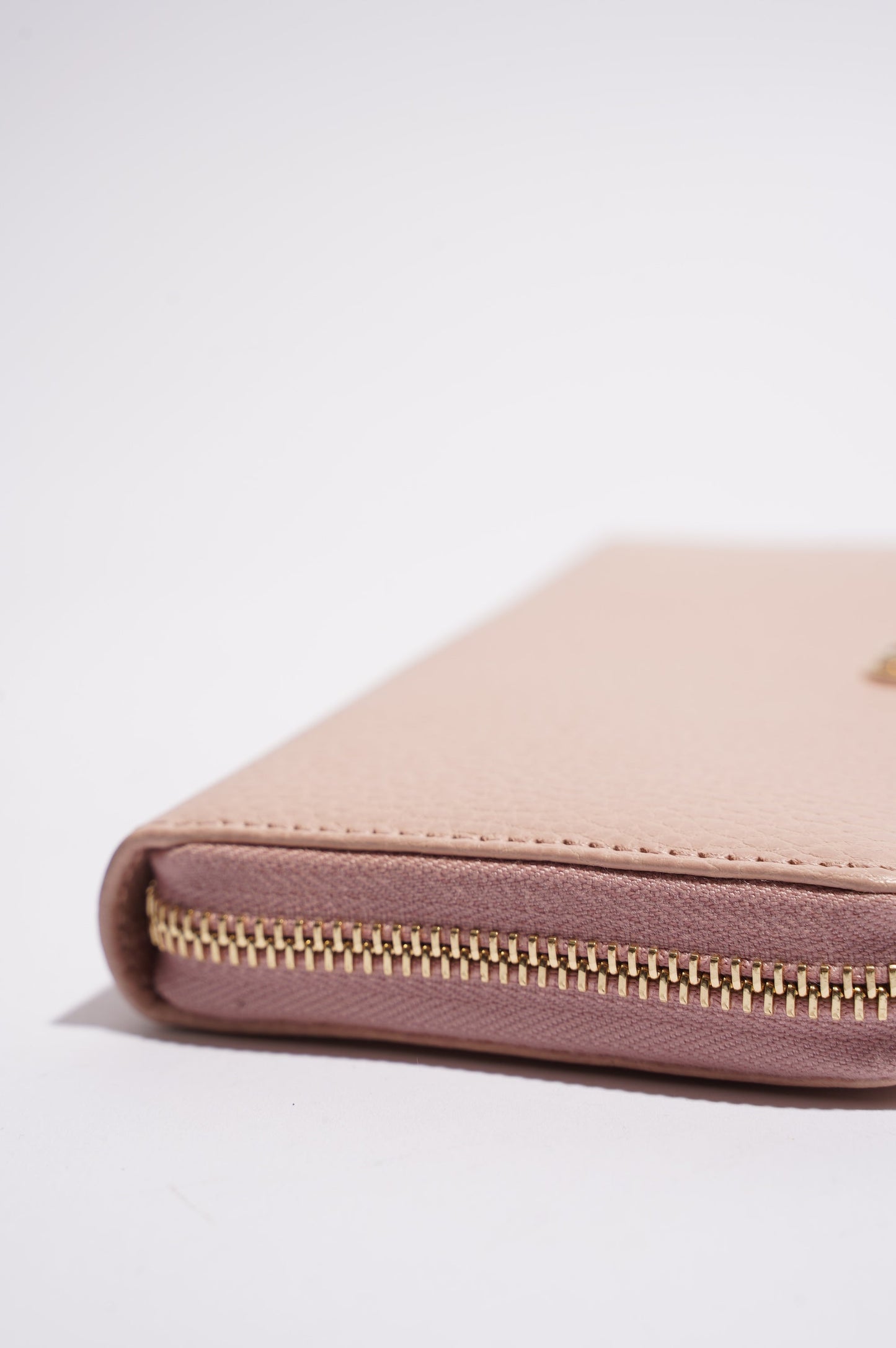 Gucci Womens Marmont Zip Around Wallet Nude