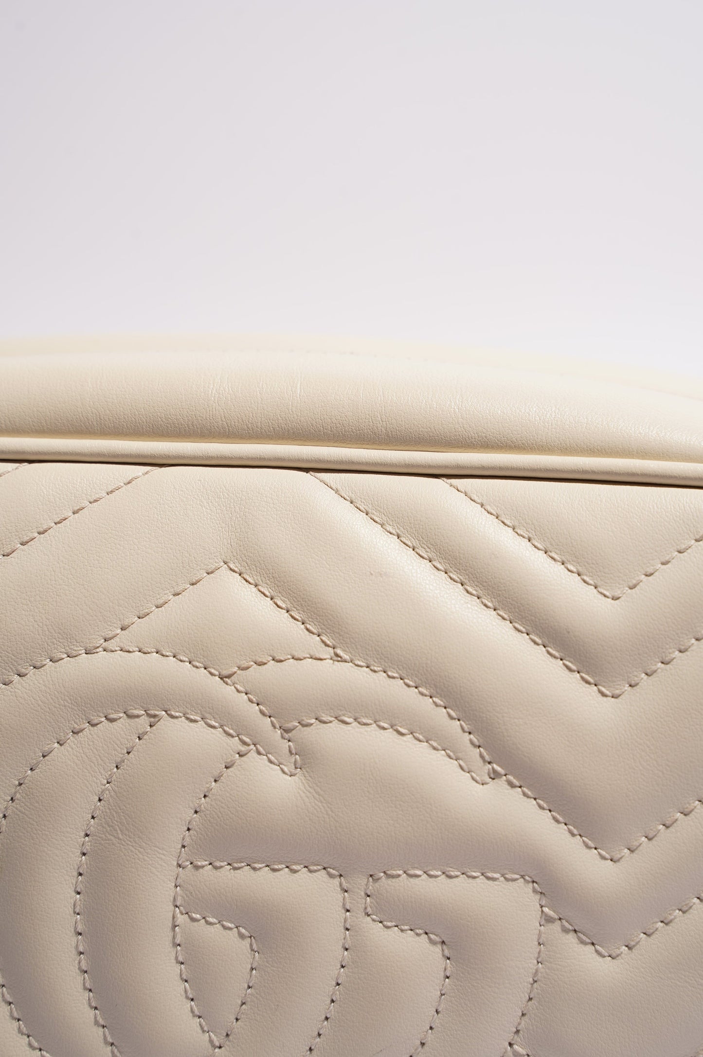 Gucci Womens Marmont Zip White Matelasse Small