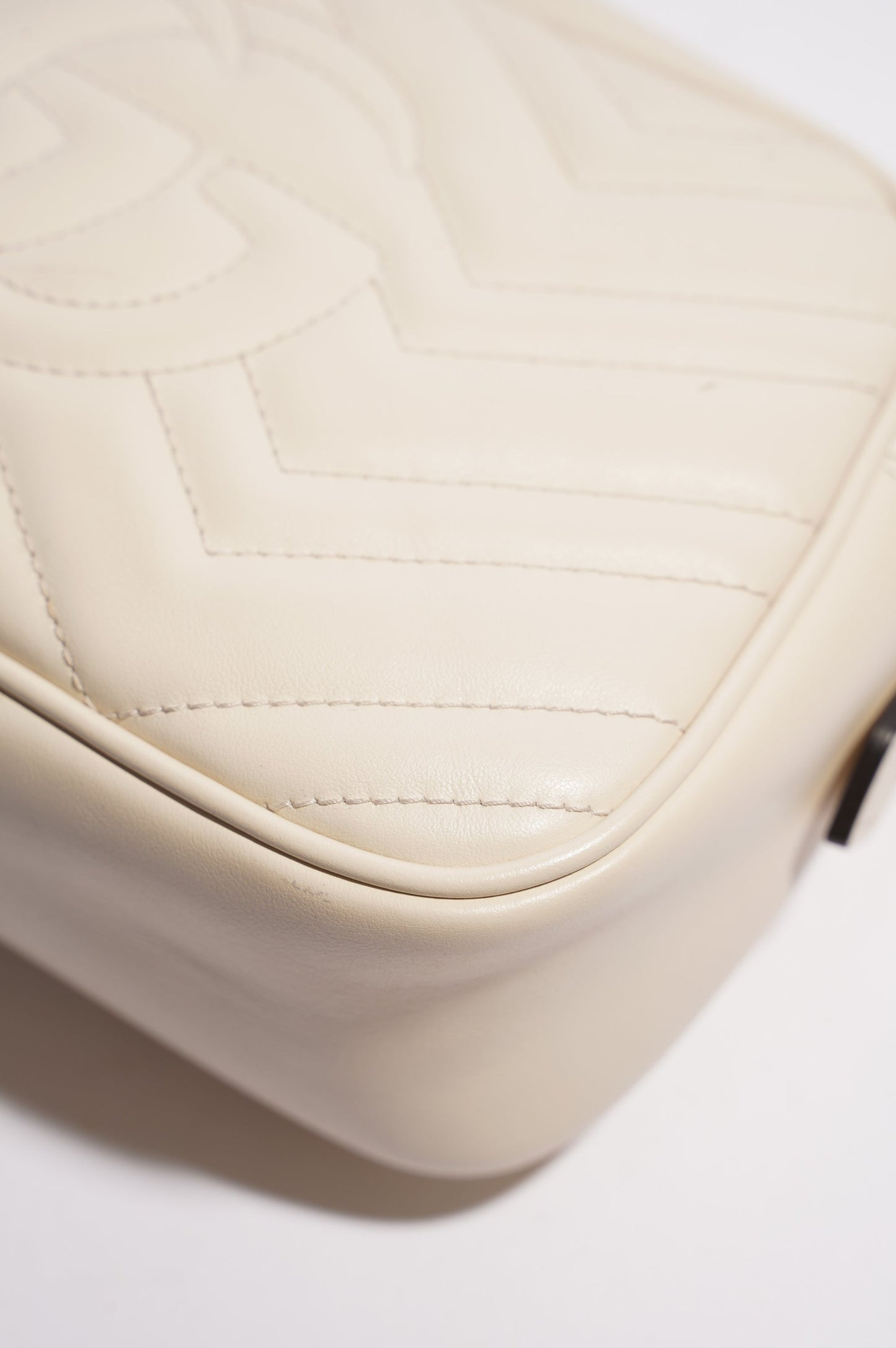 Gucci Womens Marmont Zip White Matelasse Small