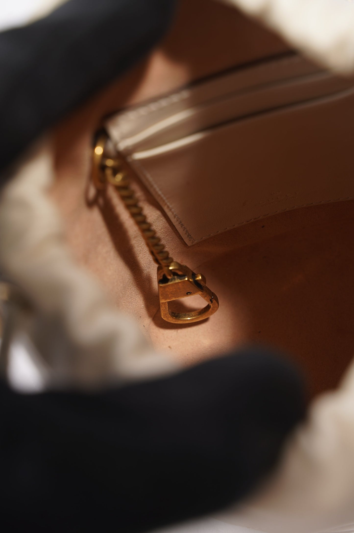 Gucci Womens Marmont Bucket Bag White / Gold