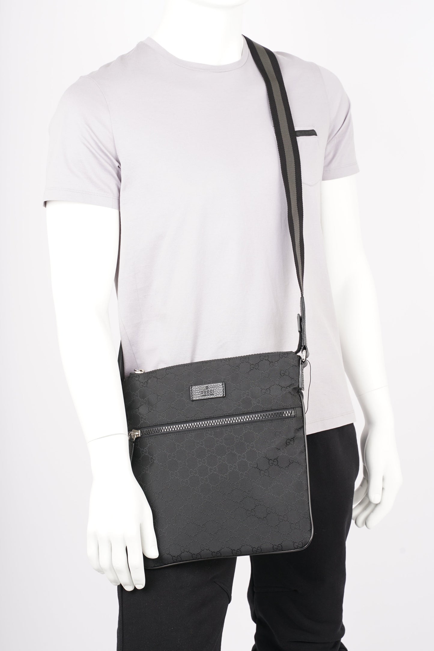 Gucci Mens Front Zip Flat Messenger Bag Black Nylon