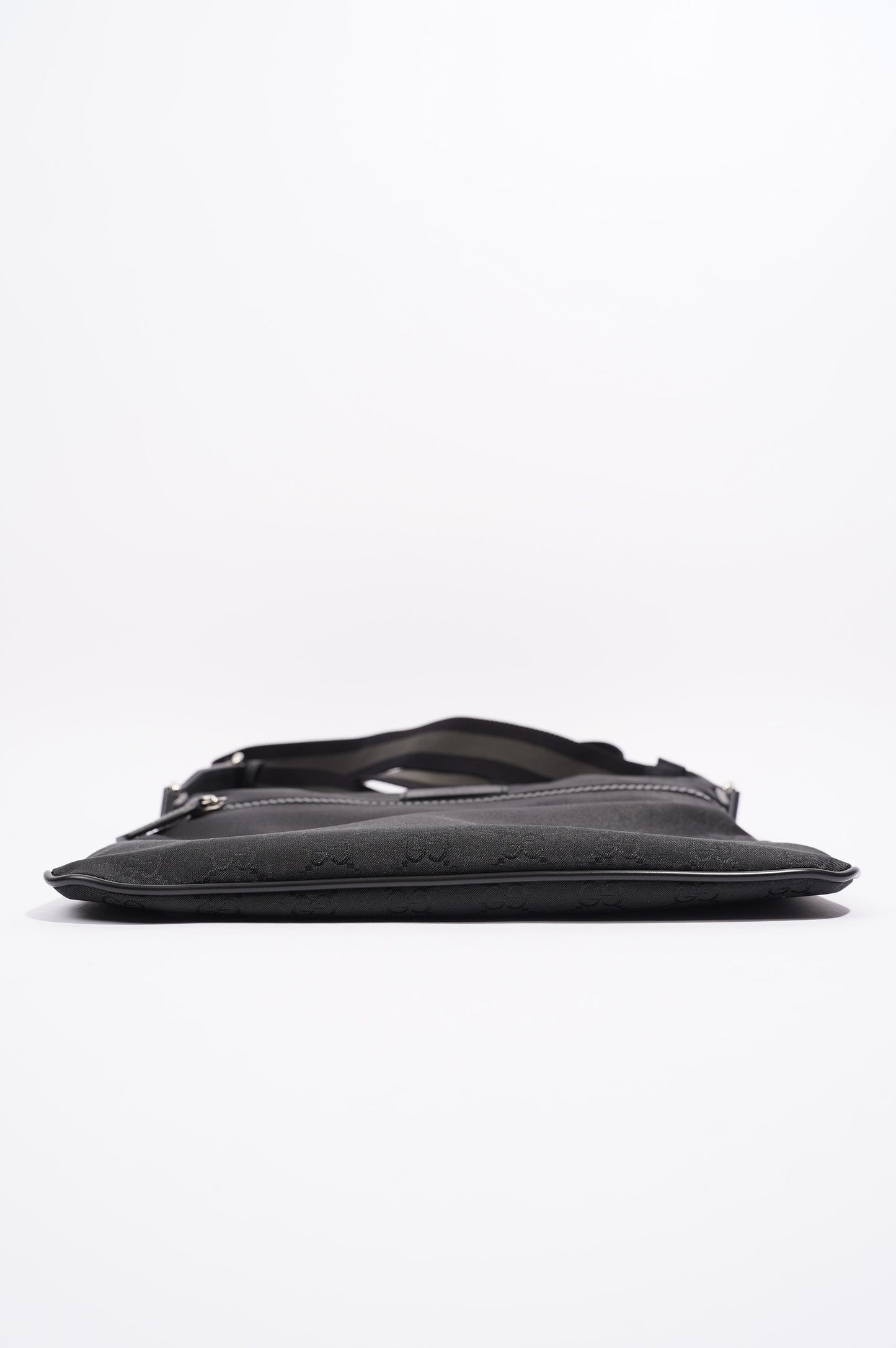 Gucci Mens Front Zip Flat Messenger Bag Black Nylon