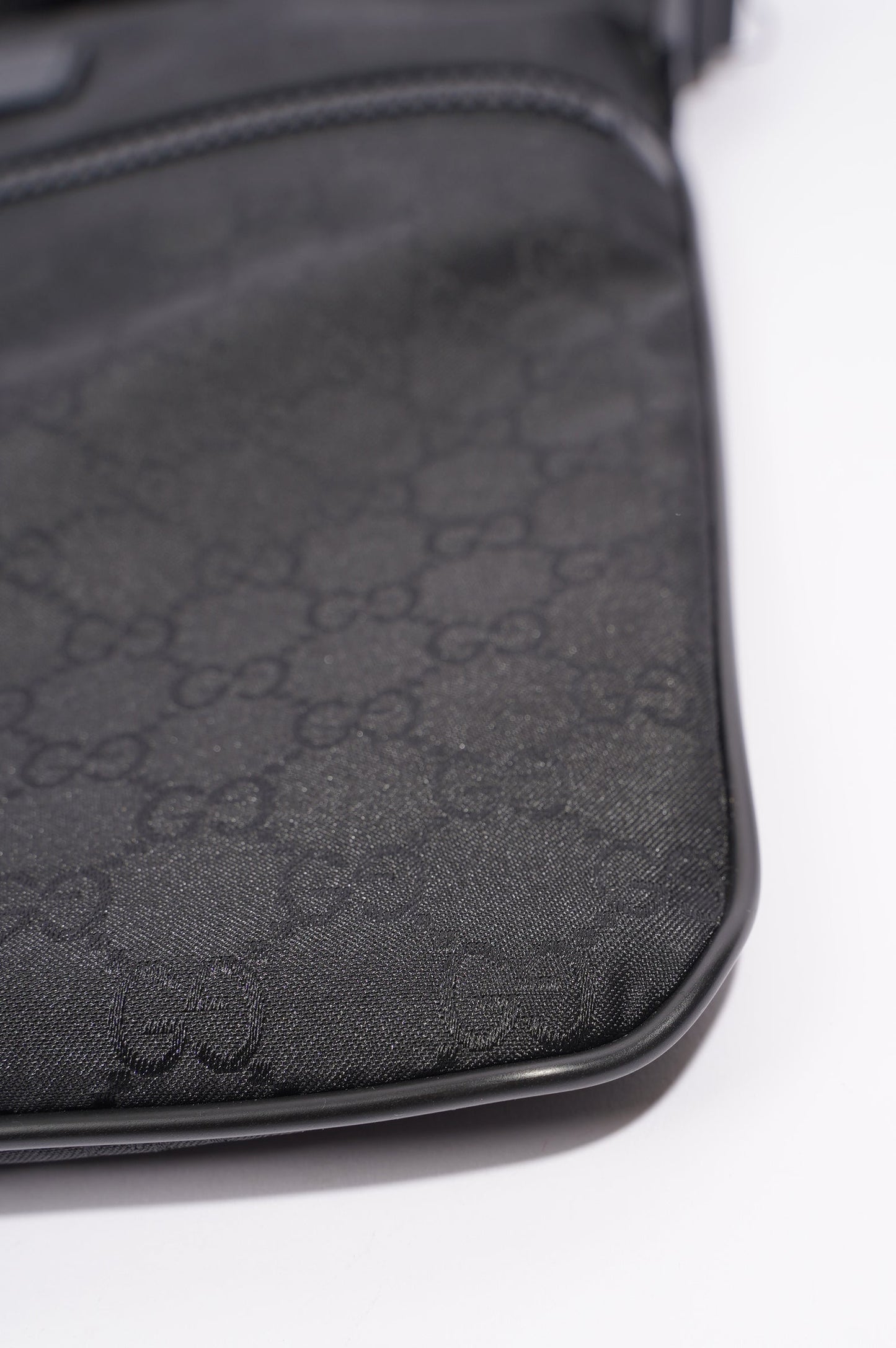 Gucci Mens Front Zip Flat Messenger Bag Black Nylon