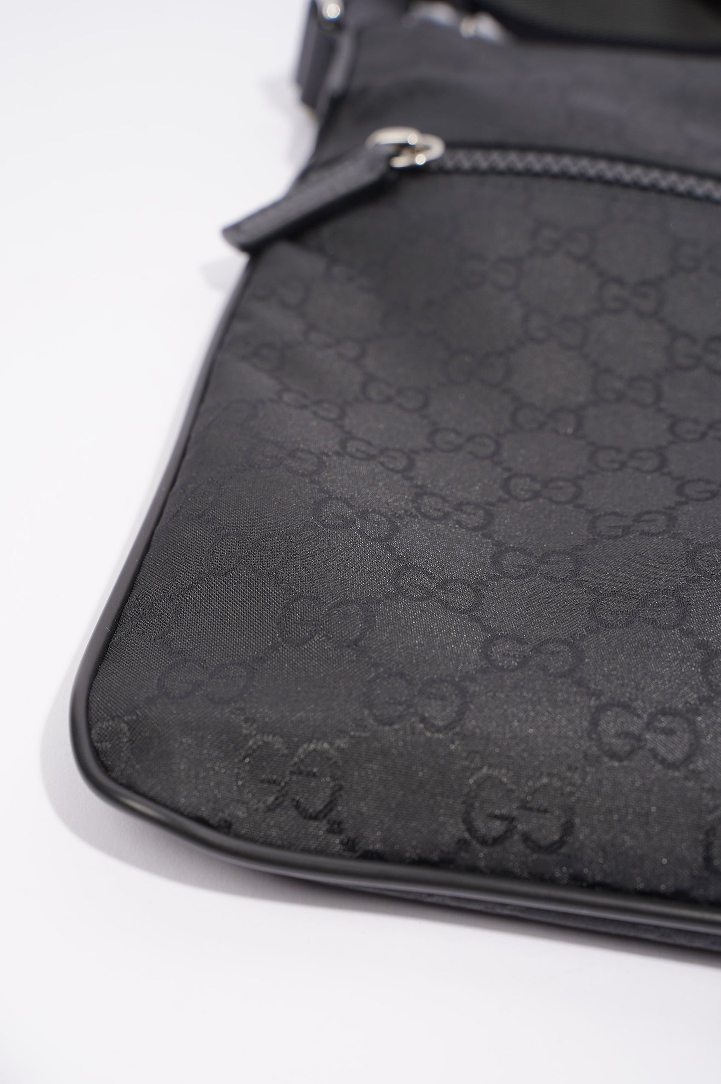 Gucci Mens Front Zip Flat Messenger Bag Black Nylon