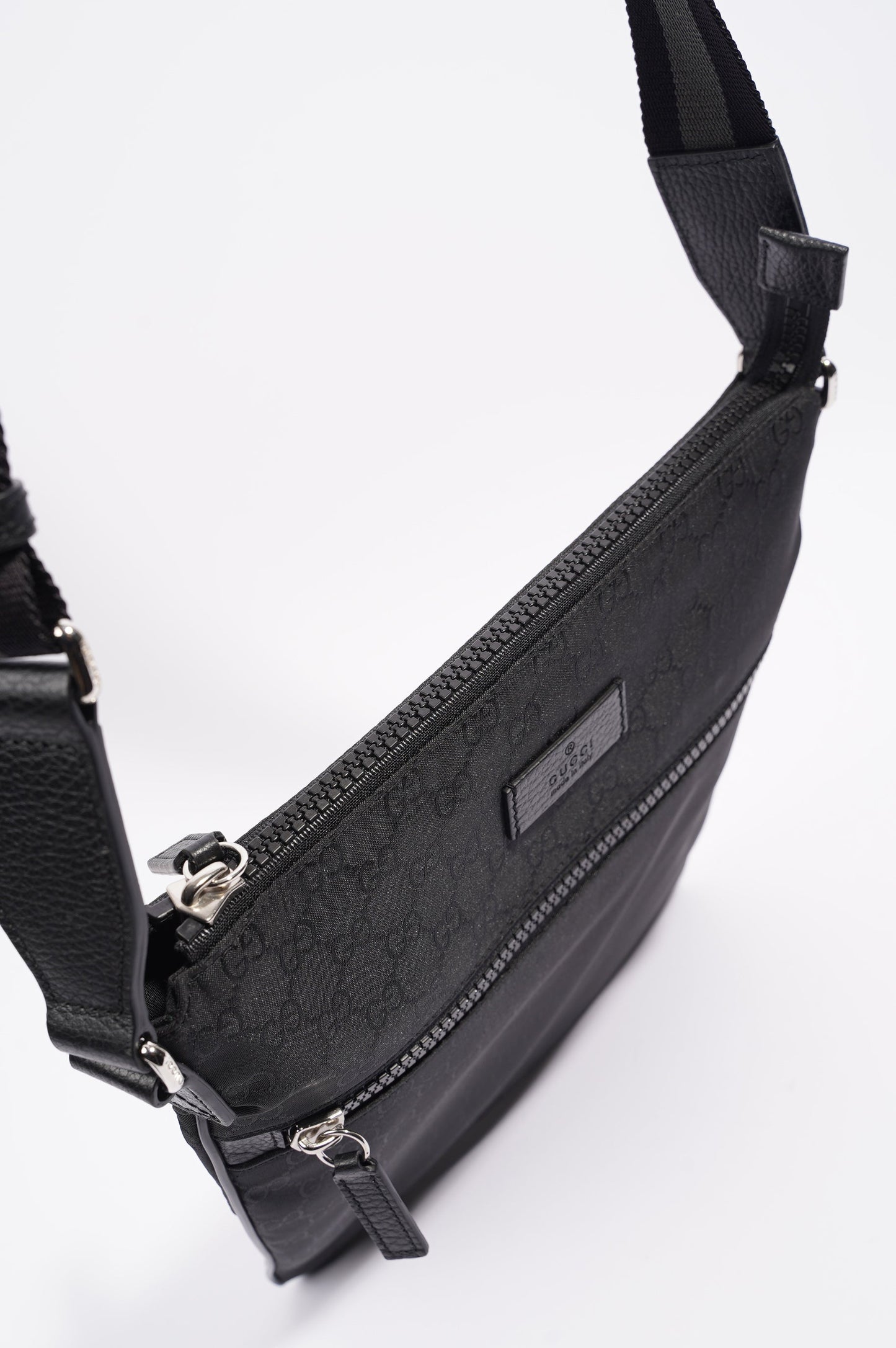 Gucci Mens Front Zip Flat Messenger Bag Black Nylon