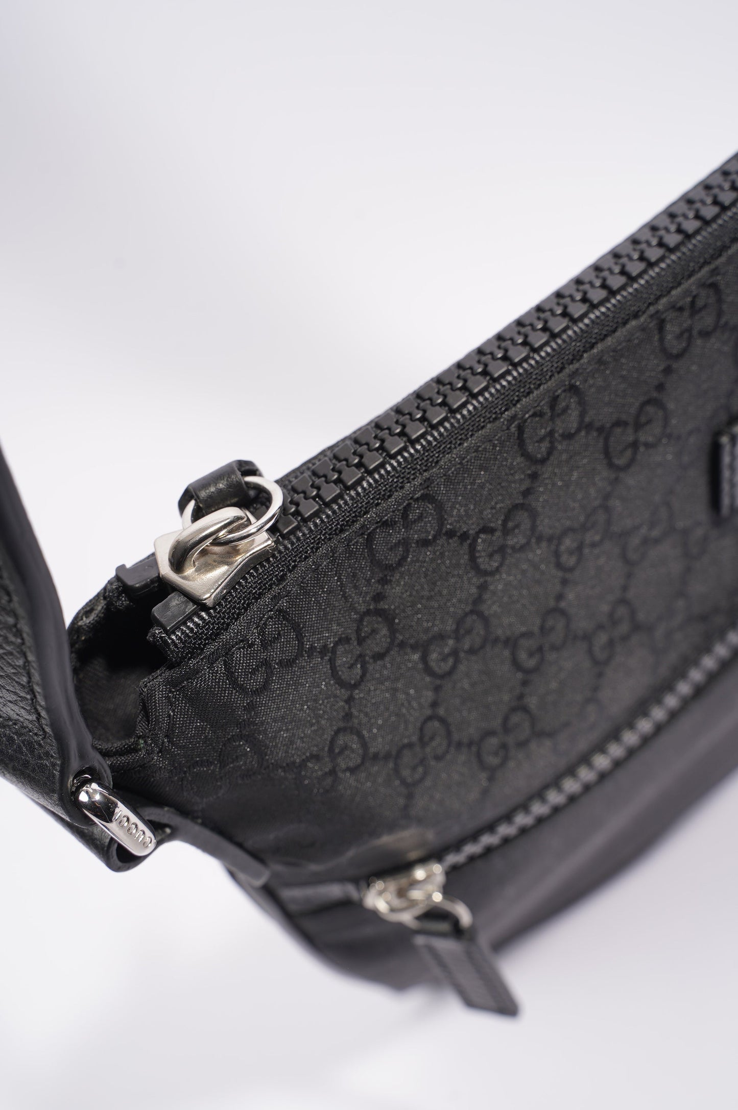 Gucci Mens Front Zip Flat Messenger Bag Black Nylon