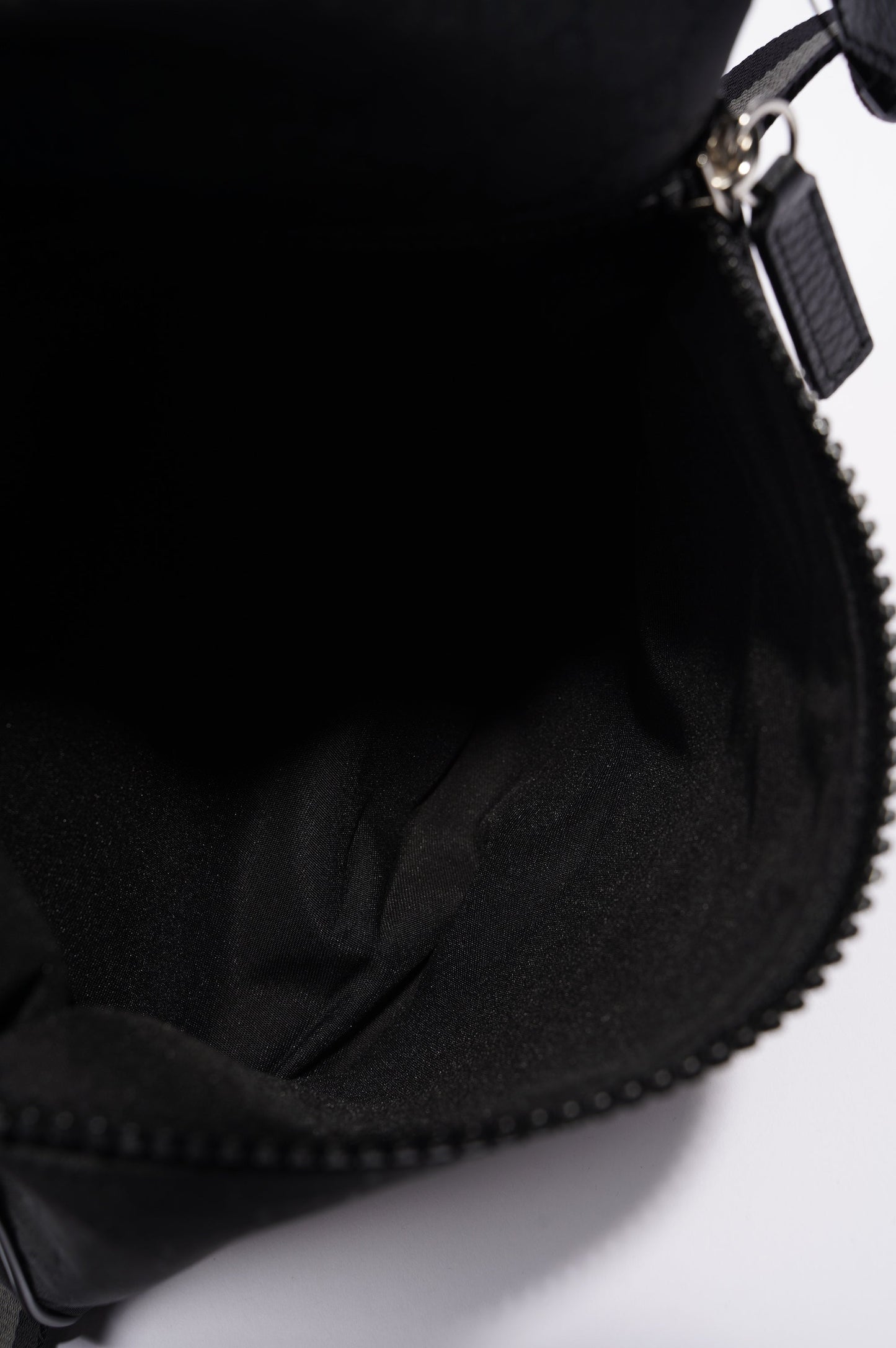 Gucci Mens Front Zip Flat Messenger Bag Black Nylon